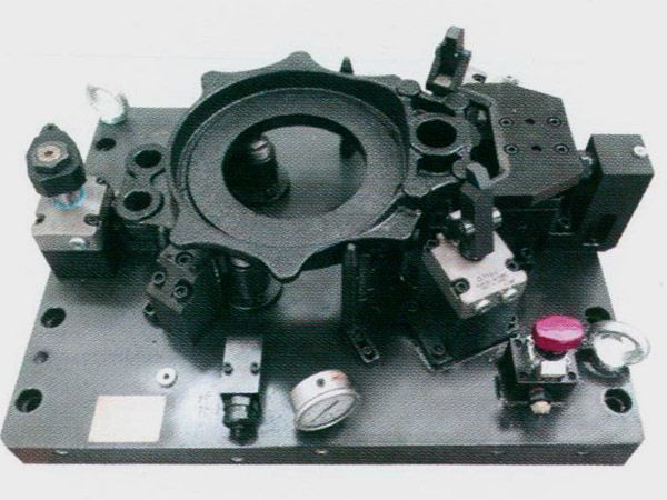 製(zhi)動器底(di)闆(ban)液(ye)壓裌具